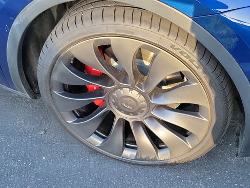 Used 2023 Tesla Model Y Performance image 3