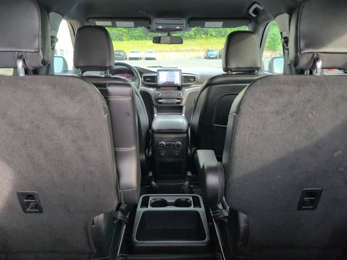 Used 2020 Ford Explorer XLT w/ Equipment Group 202A AWD/4WD image 14