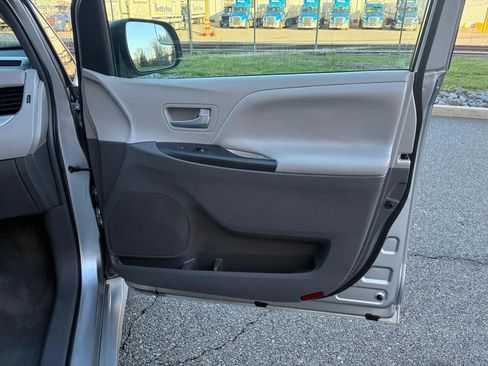 Used 2018 Toyota Sienna LE AWD/4WD image 12