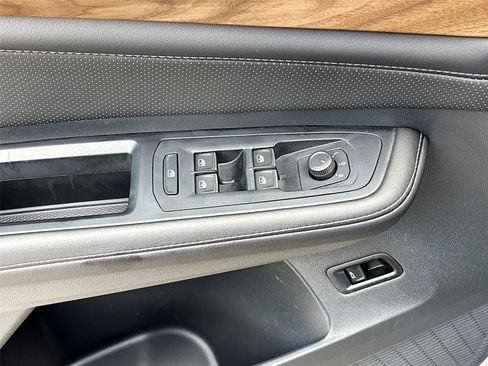 Used 2025 Volkswagen Atlas SE image 17