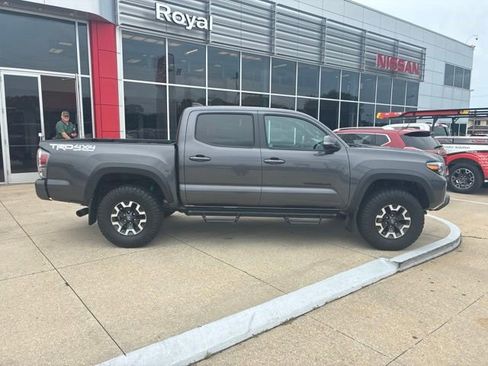 Used 2023 Toyota Tacoma TRD Off-Road w/ Technology Package AWD/4WD image 9