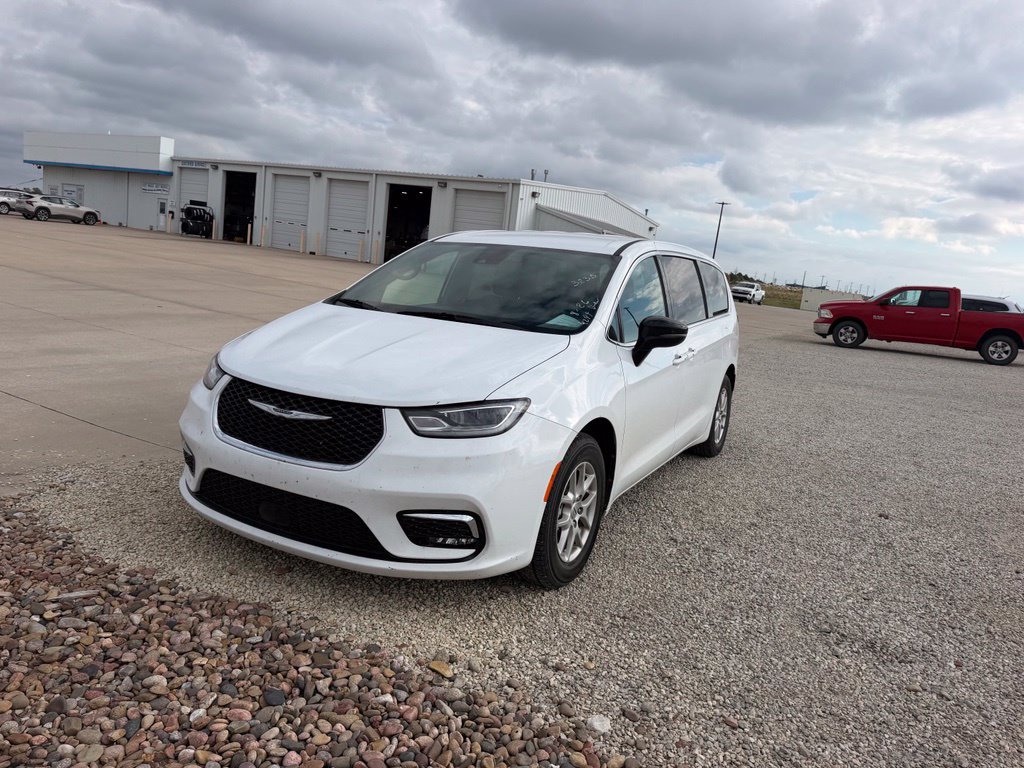 Used 2025 Chrysler Pacifica Select FWD image 2