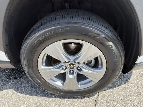 Certified 2022 Toyota RAV4 XLE FWD image 22