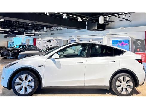 Used 2023 Tesla Model Y Long Range image 9
