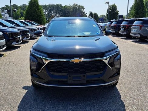 Used 2025 Chevrolet Trax LT w/ LT Convenience Package FWD image 3