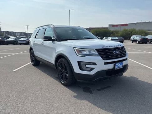 Used 2017 Ford Explorer XLT w/ Equipment Group 202A image 7