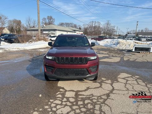 Used 2025 Jeep Grand Cherokee Altitude image 10
