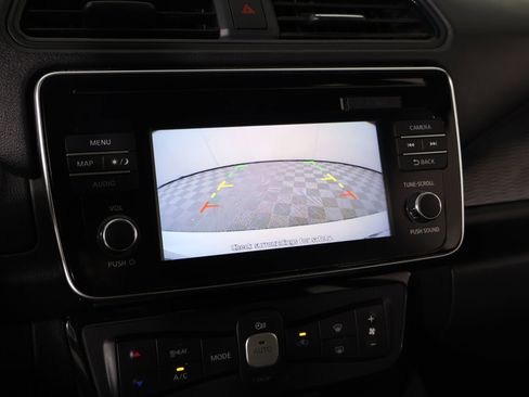 Used 2019 Nissan Leaf SV w/ SV Technology Package FWD image 6