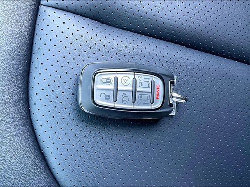 Used 2026 Chrysler Voyager LX FWD image 12