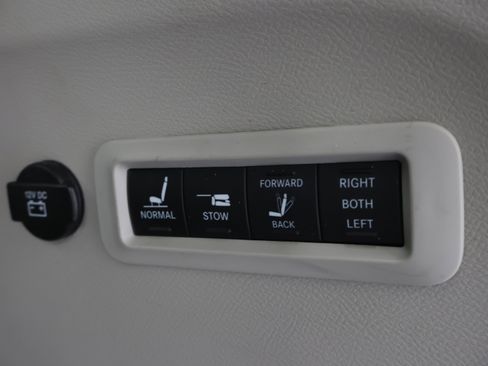 Used 2019 Chrysler Pacifica Limited w/ Tire & Wheel Group image 29