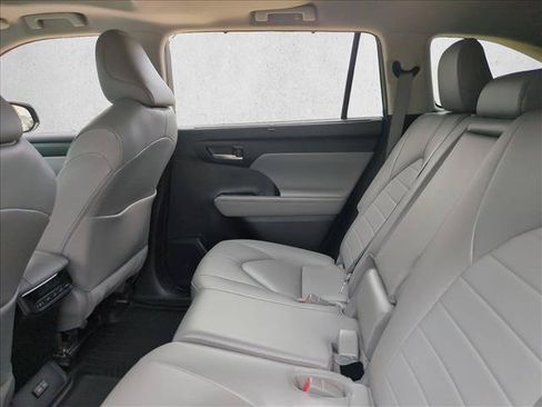 Used 2023 Toyota Highlander XLE FWD image 18