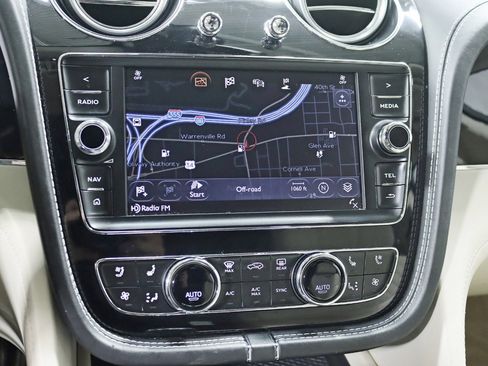 Used 2017 Bentley Bentayga AWD/4WD image 23
