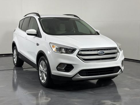 Used 2018 Ford Escape SE FWD image 3