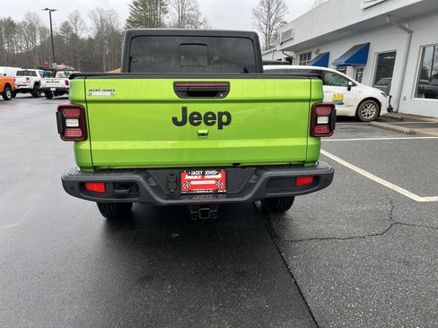 Used 2025 Jeep Gladiator Sport image 2