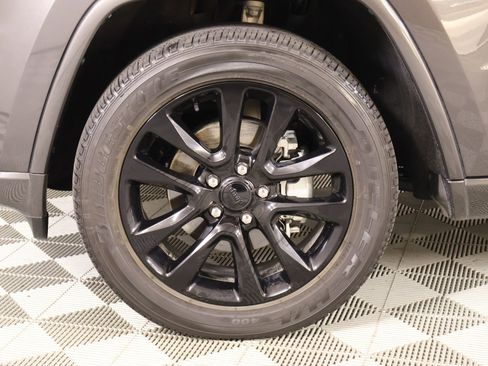 Used 2019 Jeep Grand Cherokee Altitude image 18