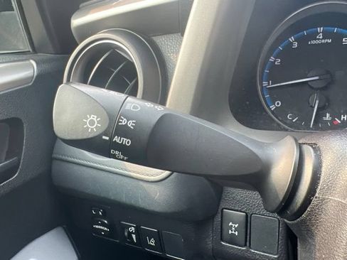 Used 2018 Toyota RAV4 LE AWD/4WD image 22