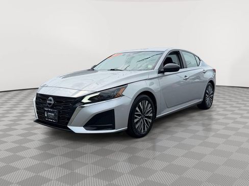 Used 2024 Nissan Altima 2.5 SV FWD image 3