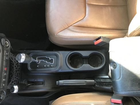 Used 2013 Jeep Wrangler Unlimited Sahara image 35