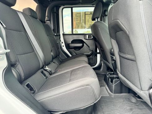 Used 2022 Jeep Gladiator Willys AWD/4WD image 15