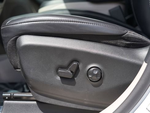 Used 2023 Chrysler Pacifica Touring-L FWD image 15