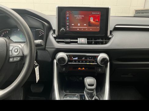 Used 2024 Toyota RAV4 LE AWD/4WD image 4