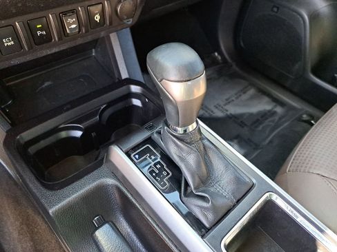 Used 2016 Toyota Tacoma Limited w/ Towing Package image 24