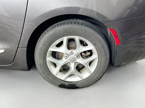 Used 2019 Chrysler Pacifica Touring-L Plus w/ Advanced Safetytec Group FWD image 11