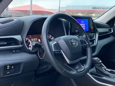 Certified 2024 Toyota Highlander XLE FWD image 9