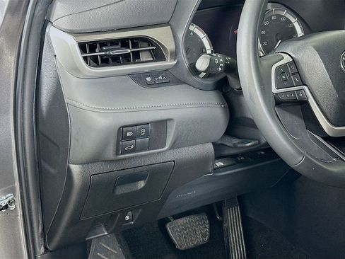 Used 2024 Toyota Highlander LE image 10