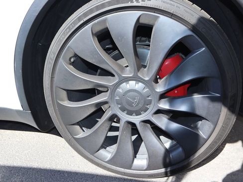 Used 2022 Tesla Model Y Performance image 17