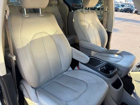 Used 2021 Chrysler Pacifica Touring-L FWD image 29