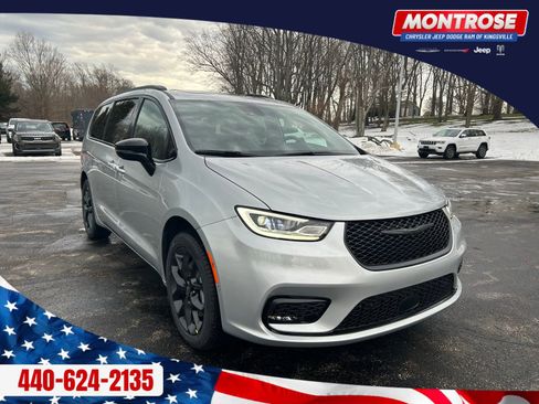 New 2026 Chrysler Pacifica Limited w/ Uconnect Theater Family Group image 7