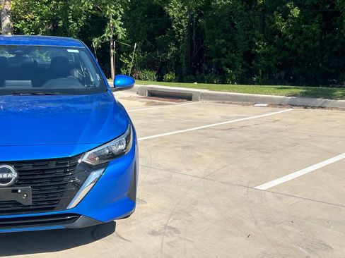 Used 2025 Nissan Sentra SV FWD image 3