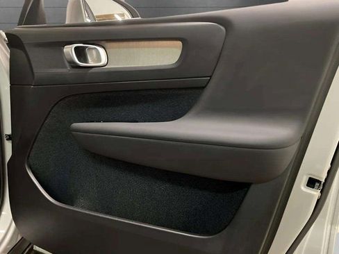 Used 2025 Volvo XC40 B5 Core image 77