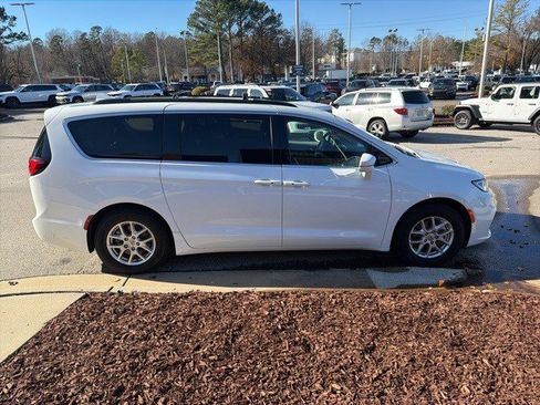 Used 2022 Chrysler Pacifica Touring-L image 7