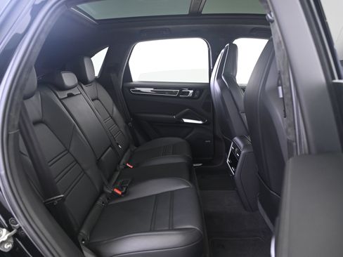 Used 2023 Porsche Cayenne Turbo AWD/4WD image 18