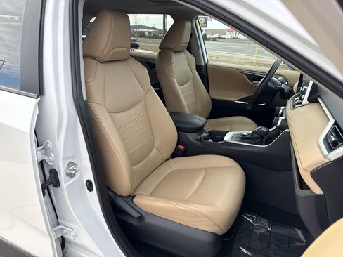 Used 2019 Toyota RAV4 Limited image 14