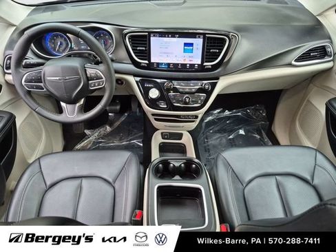 Used 2024 Chrysler Pacifica Touring-L FWD image 28