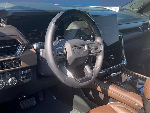 Used 2025 GMC Yukon Denali Ultimate AWD/4WD image 17