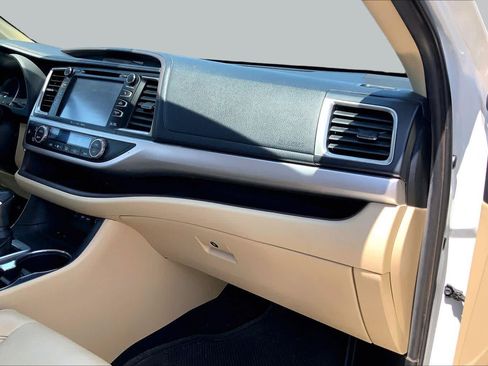 Used 2019 Toyota Highlander XLE FWD image 18