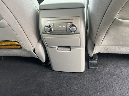 Used 2013 Toyota Highlander 4WD V6 w/ Cold Weather Pkg image 15