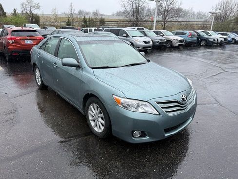 Used 2010 Toyota Camry XLE image 4