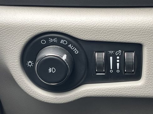 Used 2022 Chrysler Pacifica Touring-L image 11