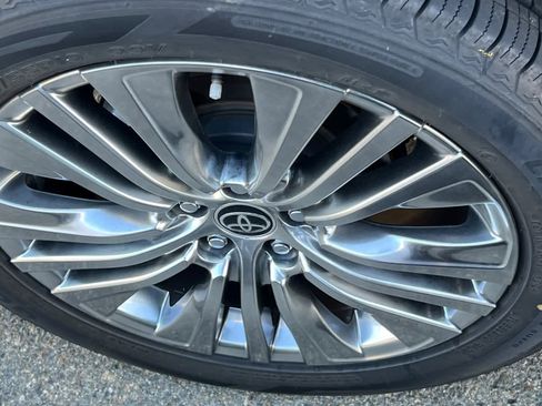 Used 2023 Toyota Venza XLE image 17