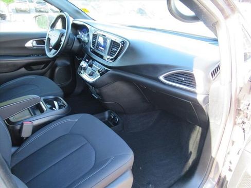 Used 2018 Chrysler Pacifica Touring Plus w/ S Appearance Package FWD image 10