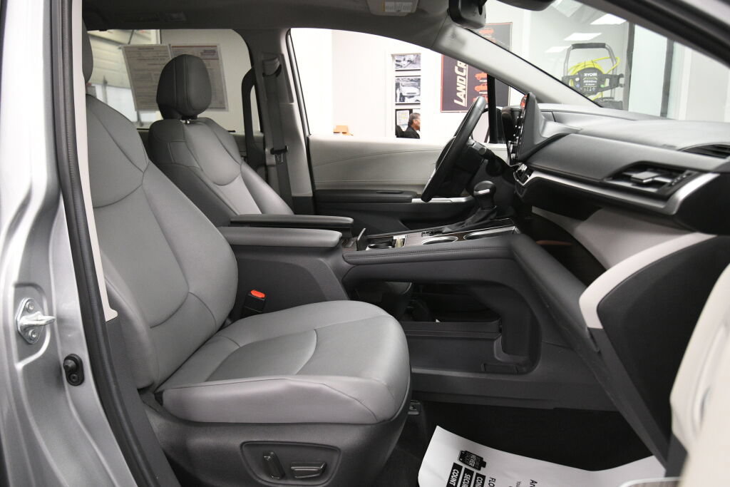 Certified 2024 Toyota Sienna XLE FWD image 28