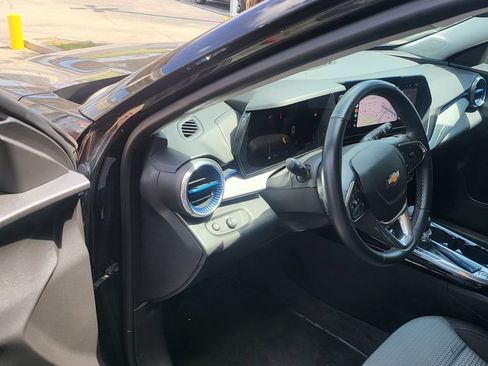 Used 2025 Chevrolet Trax LT w/ LT Convenience Package FWD image 3