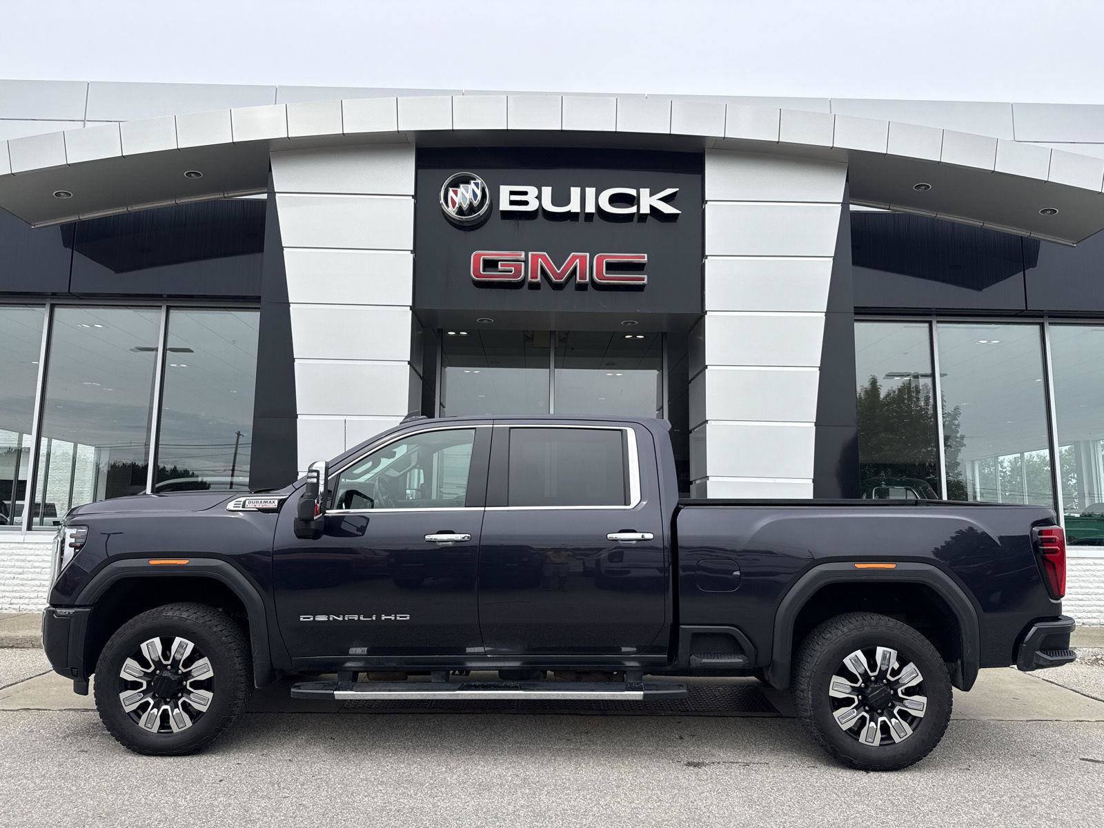 Used 2024 GMC Sierra 2500 Denali w/ Denali Reserve Package AWD/4WD image 2
