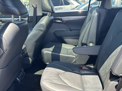 Used 2024 Toyota Highlander Platinum FWD image 29