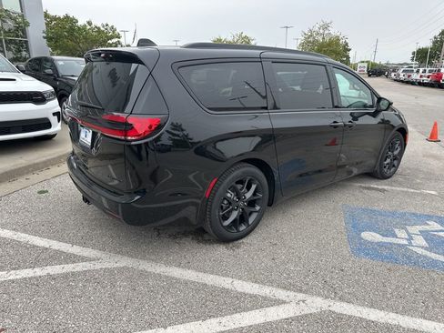 New 2026 Chrysler Pacifica Limited w/ S Appearance Package image 32